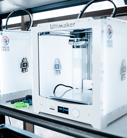  يوفر الفاب لاب للصناع المبتكرين ماكينة الطباعة ثلاثية الابعاد المتطورة في مجال هندسة التصنيع التي تساعدهم بشكل كبير في صناعاتهم
