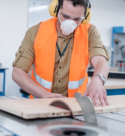  يوجد الكثير من المعدات والآلآت المتطورة في مجال هندسة التصنيع التي يمكنك استخدامها خلال عملية التصنيع مثل ماكينة تقطيع الخشب
