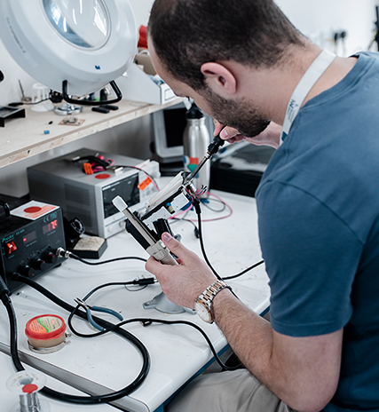  يتبنى “فاب لاب إربد” العديد من الأفكار، بدءاً من بناء الأجسام المطبوعة ثلاثية الأبعاد، ومروراً بدمج التكنولوجيا مع المنسوجات والتي تعد من المجالات المهمه في مجال هندسة التصنيع لتعزيز الحفاظ على البيئة والحد من التلوث.
